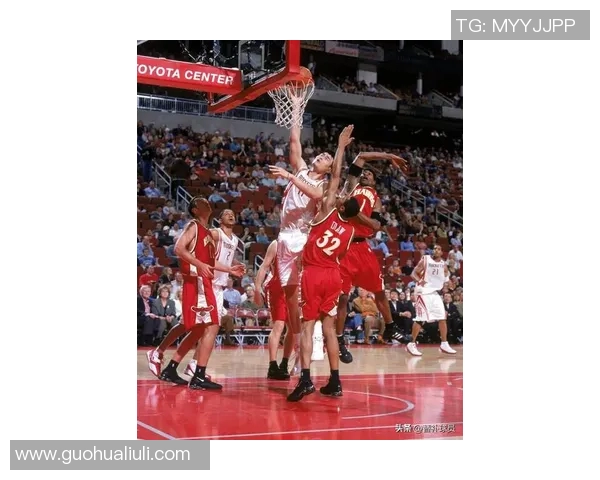 姚明在关键时刻成功进球助力球队逆转赢得比赛荣耀