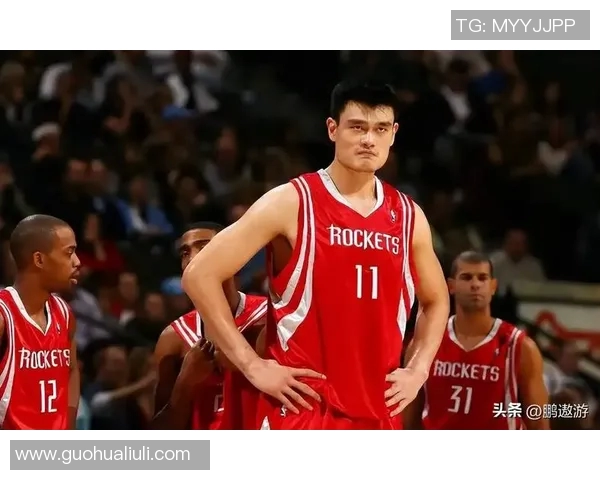 姚明与小孩的温馨瞬间：篮球巨星传递梦想与希望的故事