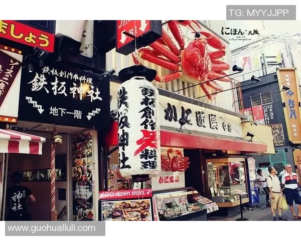 姚明畅游香港街头体验地道美食与购物乐趣