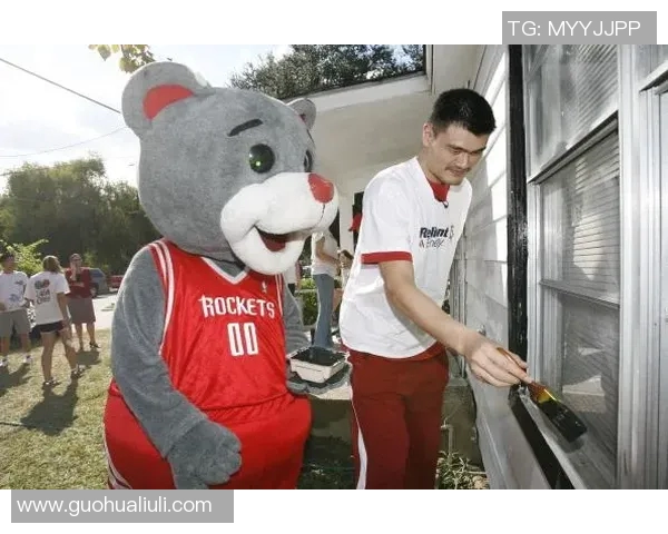 模仿姚明摇头的幽默瞬间揭示了运动员背后的真实情感与压力