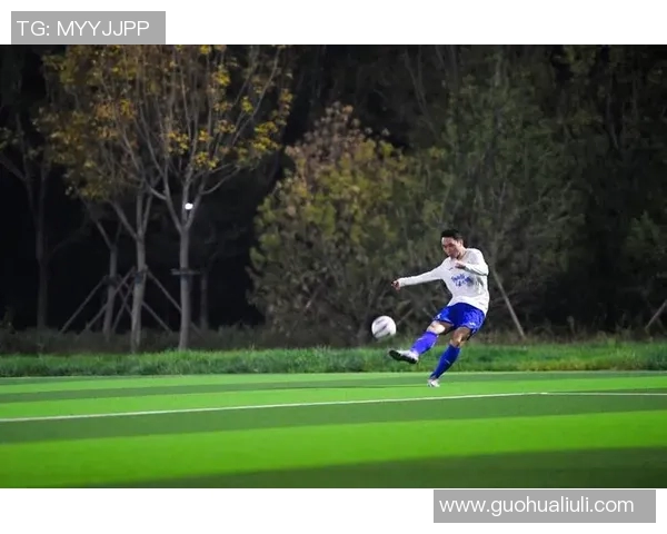 足球明星展现超燃肌肉魅力的精彩瞬间与训练背后的故事 足球明星展现超燃肌肉魅力的精彩瞬间与训练背后的故事