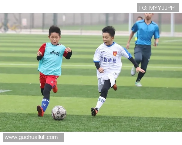 足球明星的成长之路:从青训到职业赛场的训练经历揭秘 足球明星的成长之路:从青训到职业赛场的训练经历揭秘