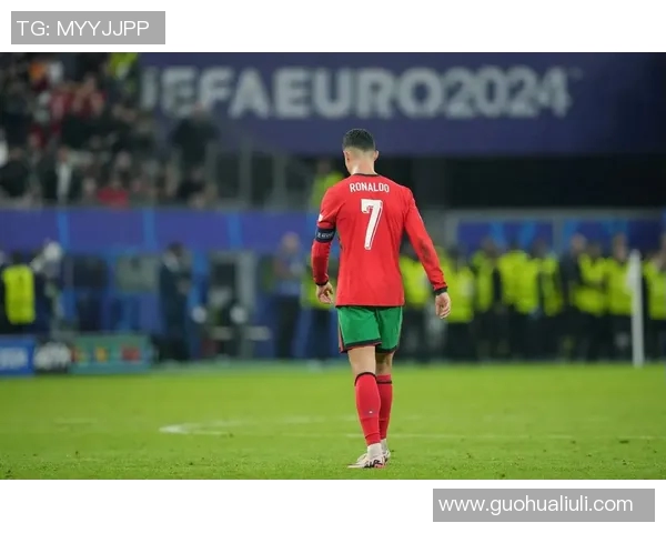 C罗足球明星海报展现传奇风采与无尽激情的完美结合