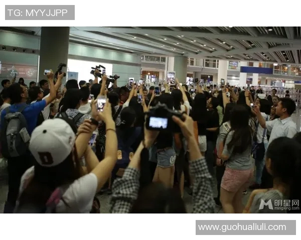 足球明星遭粉丝围堵现场视频曝光引发热议与讨论 足球明星遭粉丝围堵现场视频曝光引发热议与讨论